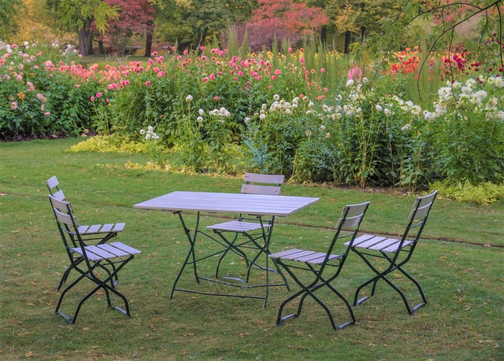 garden table and chairs